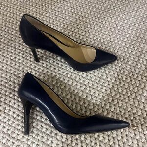 Elegant leather navy Ralph Lauren heels. Closed and pointed toe. Only worn once.